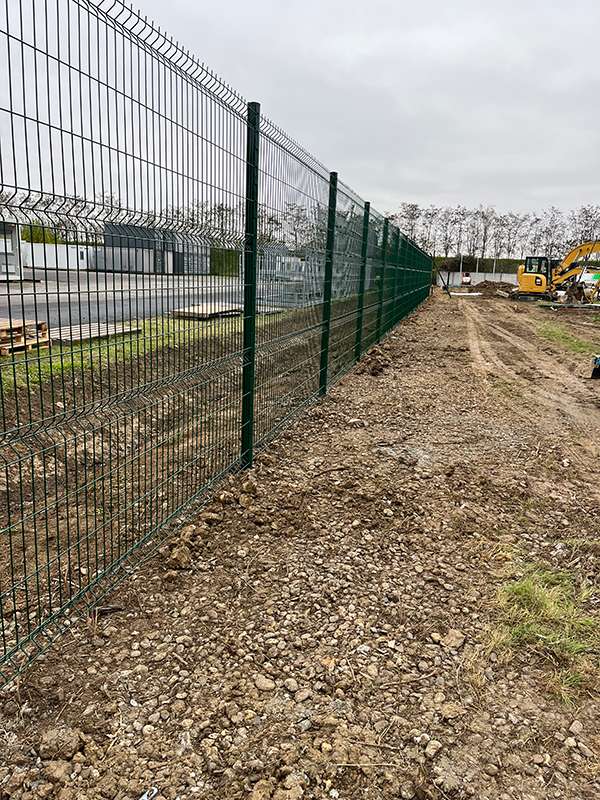 Clôture métallique installée sur un chantier à Seysses par Occitanie Espaces Verts, vue d'ensemble de la clôture et de l'espace environnant.