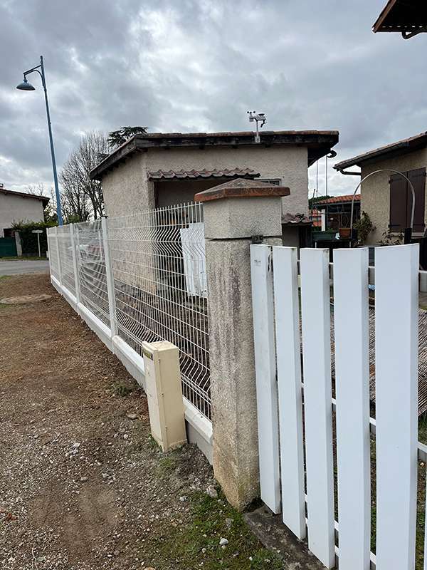 Clôture en cours de rénovation à Pamiers, vue partielle du chantier avec fondation et matériaux.