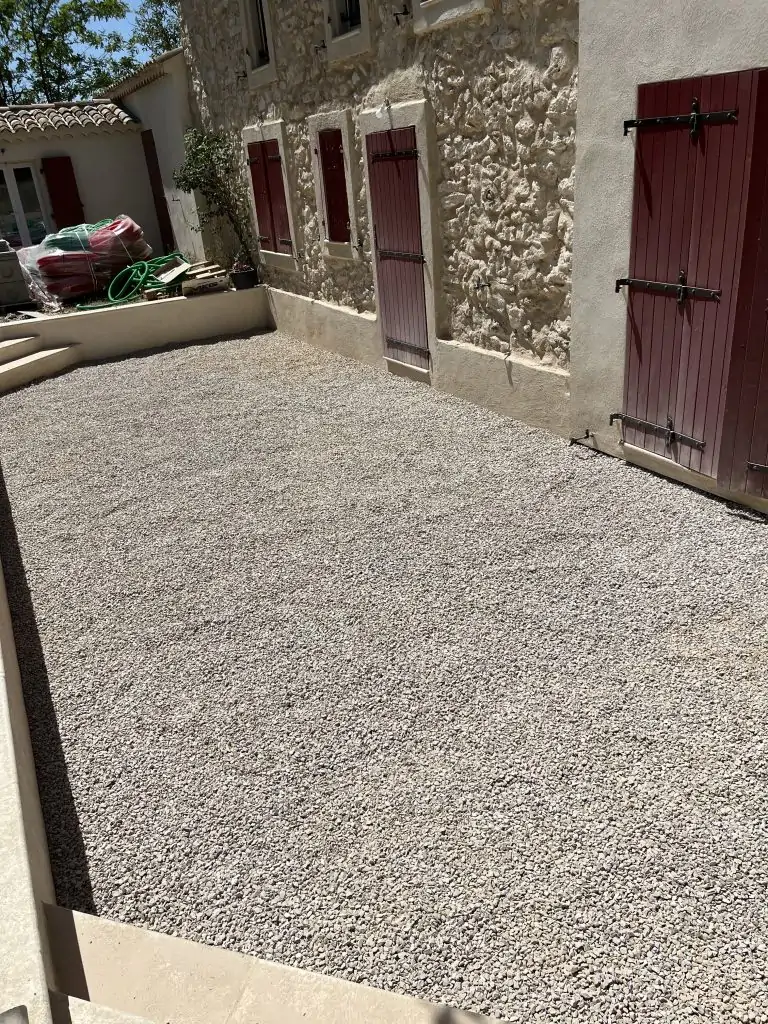 Terrasse rénovée à Roques-sur-Garonne, finition en gravier réalisée par Occitanie Espaces Verts pour un espace extérieur fonctionnel et esthétique